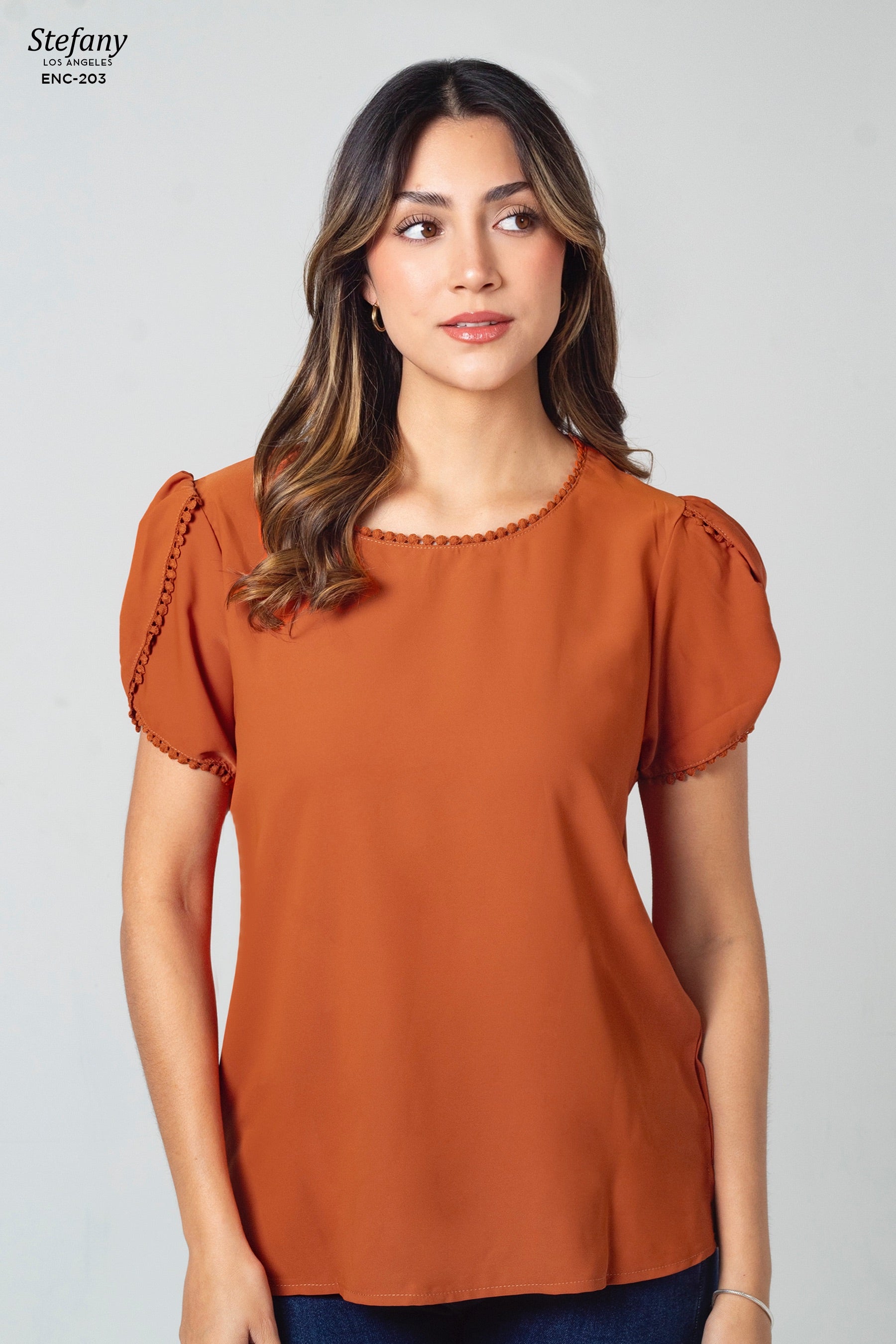 Blusa casual stretch con bordado ENC-203